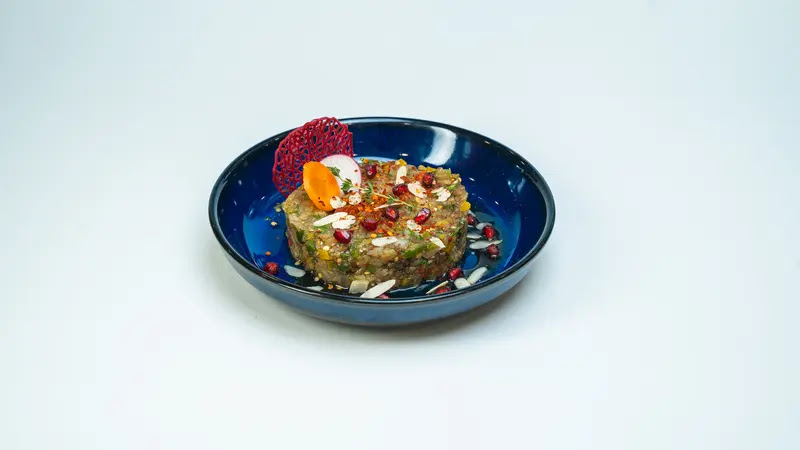 بابا غنوج Baba Ghanoush Roasted eggplant, tomato, green and red capsicum, fresh lemon, and olives oil_result